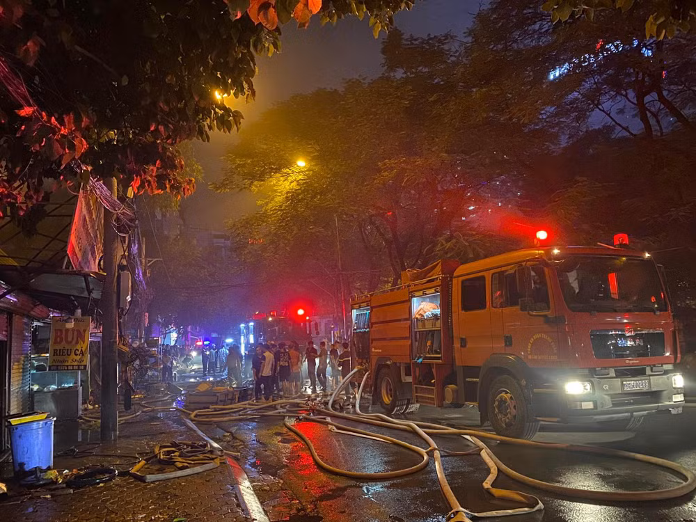 Lửa lan ra 3 ki-ốt lân cận.