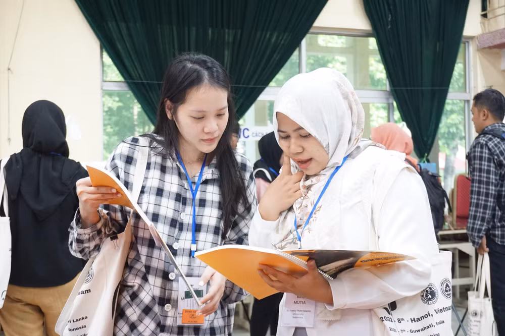 Các đại biểu trao đổi bên lề hội thảo.