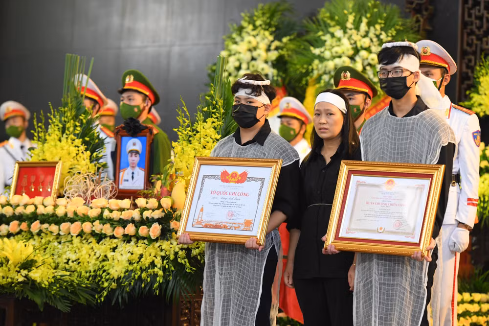 Đại diện các gia đình nhận Bằng Tổ quốc ghi công. Đại diện các gia đình nhận Bằng Tổ quốc ghi công.