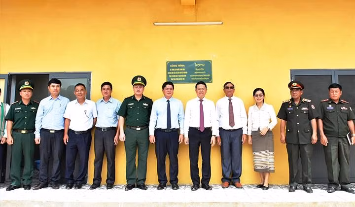 Lãnh đạo chính quyền và các đại biểu hai tỉnh chụp ảnh lưu niệm trong ngày khánh thành, bàn giao công trình.