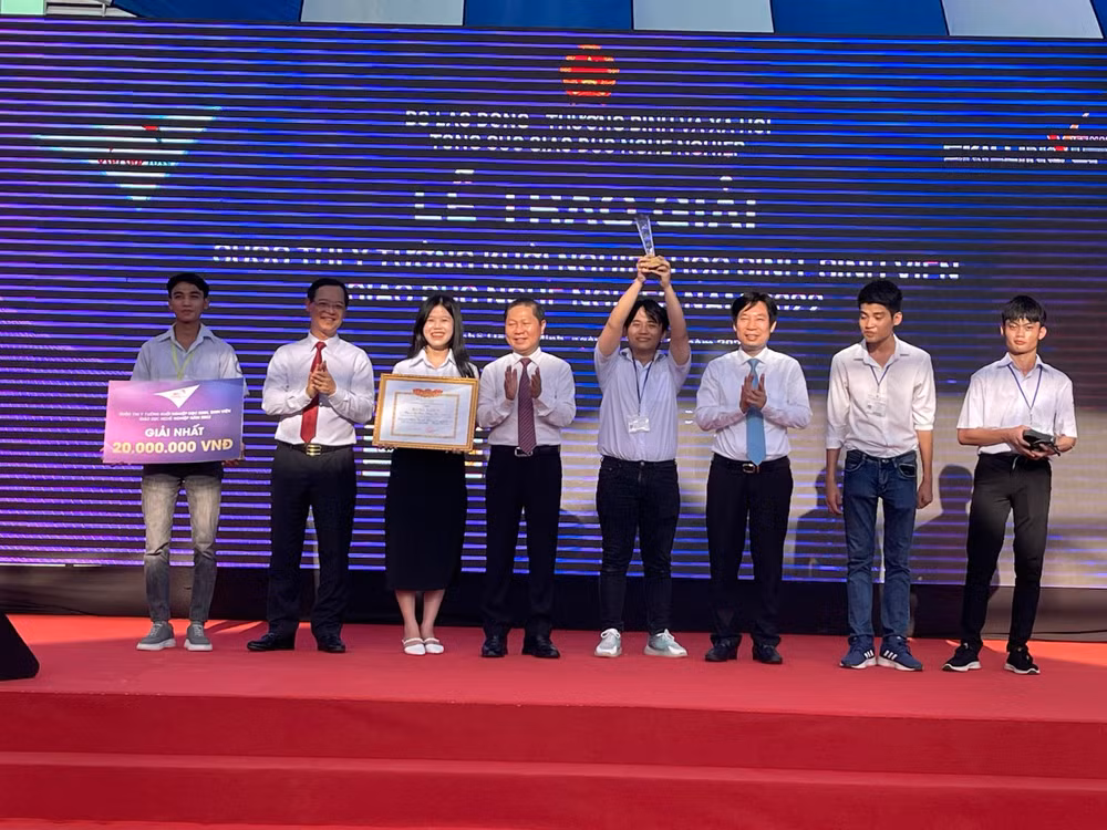 Thứ trưởng Lê Tấn Dũng trao giải cho các đội tại Cuộc thi Startup Kite 2022.