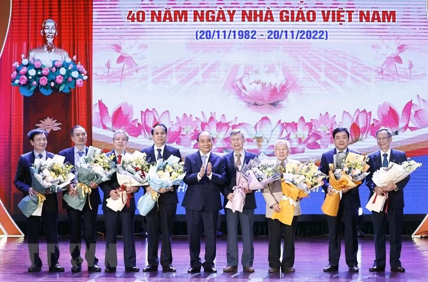 Chủ tịch nước Nguyễn Xuân Phúc chúc mừng các nhà giáo nhân dân. (Ảnh: Thống Nhất/TTXVN)