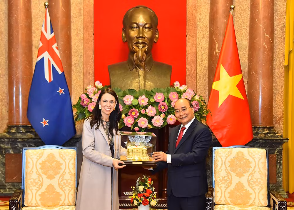 Chủ tịch nước Nguyễn Xuân Phúc trao quà tặng Thủ tướng New Zealand Jacinda Ardern.