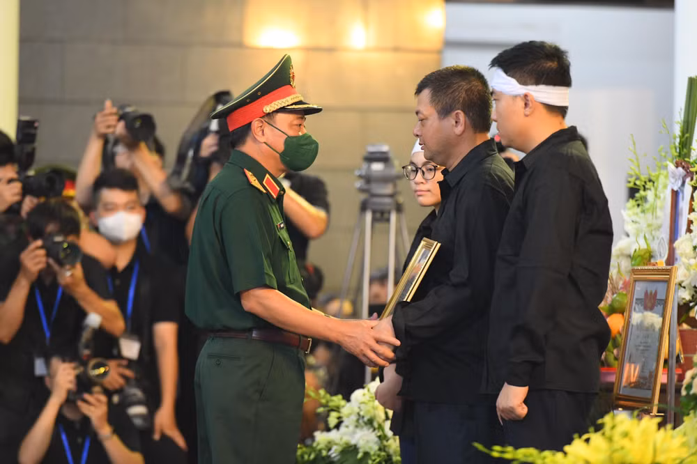 Thiếu tướng Phạm Văn Tỵ - Phó Chánh văn phòng Ủy ban Quốc gia về ứng phó sự cố thiên tai và tìm kiếm cứu nạn trao Bằng khen cho đại diện gia đình 3 liệt sĩ. Thiếu tướng Phạm Văn Tỵ - Phó Chánh văn phòng Ủy ban Quốc gia về ứng phó sự cố thiên tai và tìm kiếm cứu nạn trao Bằng khen cho đại diện gia đình 3 liệt sĩ.