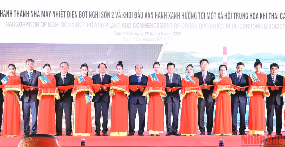 Chủ tịch nước Nguyễn Xuân Phúc và các đại biểu cắt băng khánh thành Nhà máy nhiệt điện BOT Nghi Sơn 2.