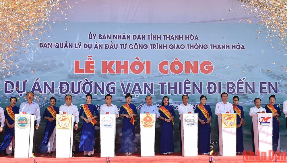 Chủ tịch nước Nguyễn Xuân Phúc và các đại biểu dự lễ thực hiện nghi thức khởi công xây dựng dự án đường Vạn Thiện đi Bến En.