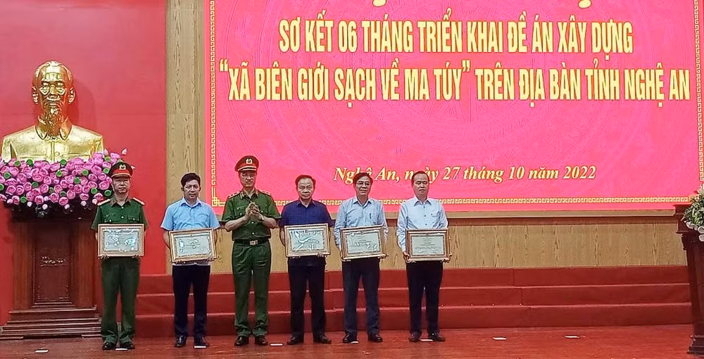 Trung tướng Nguyễn Duy Ngọc, Thứ trưởng Bộ Công an tặng bằng khen cho các tập thể đạt thành tích xuất sắc trong thực hiện Đề án xây dựng “Xã biên giới sạch về ma túy".