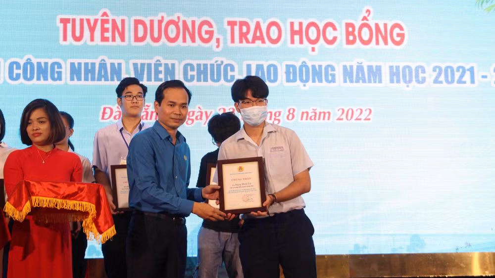 Tuyên dương và trao học bổng cho các em học sinh.