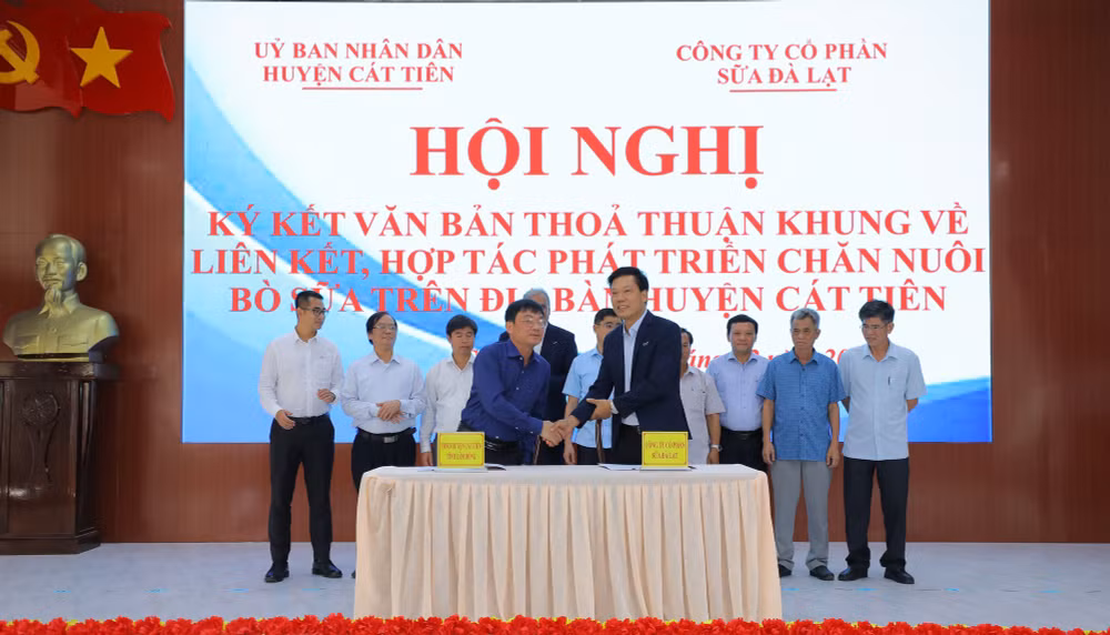 TH và Dalatmilk sẽ hỗ trợ người nông dân Cát Tiên phát triển ngành chăn nuôi bò sữa. TH và Dalatmilk sẽ hỗ trợ người nông dân Cát Tiên phát triển ngành chăn nuôi bò sữa.
