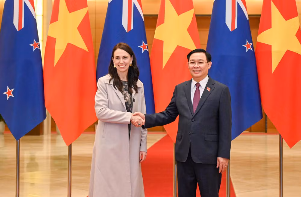 Chủ tịch Quốc hội Vương Đình Huệ và Thủ tướng New Zealand Jacinda Ardern tại buổi tiếp. Chủ tịch Quốc hội Vương Đình Huệ và Thủ tướng New Zealand Jacinda Ardern tại buổi tiếp.