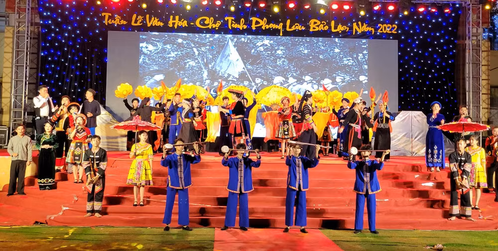 Tiết mục văn nghệ tại lễ khai mạc Tuần Văn hóa, thể thao, du lịch và Chợ Tình Phong Lưu huyện Bảo Lạc, tỉnh Cao Bằng năm 2022.