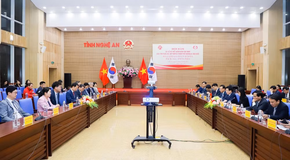 Toàn cảnh buổi hội đàm giữa lãnh đạo tỉnh Nghệ An và thành phố Gwangju (Hàn Quốc).