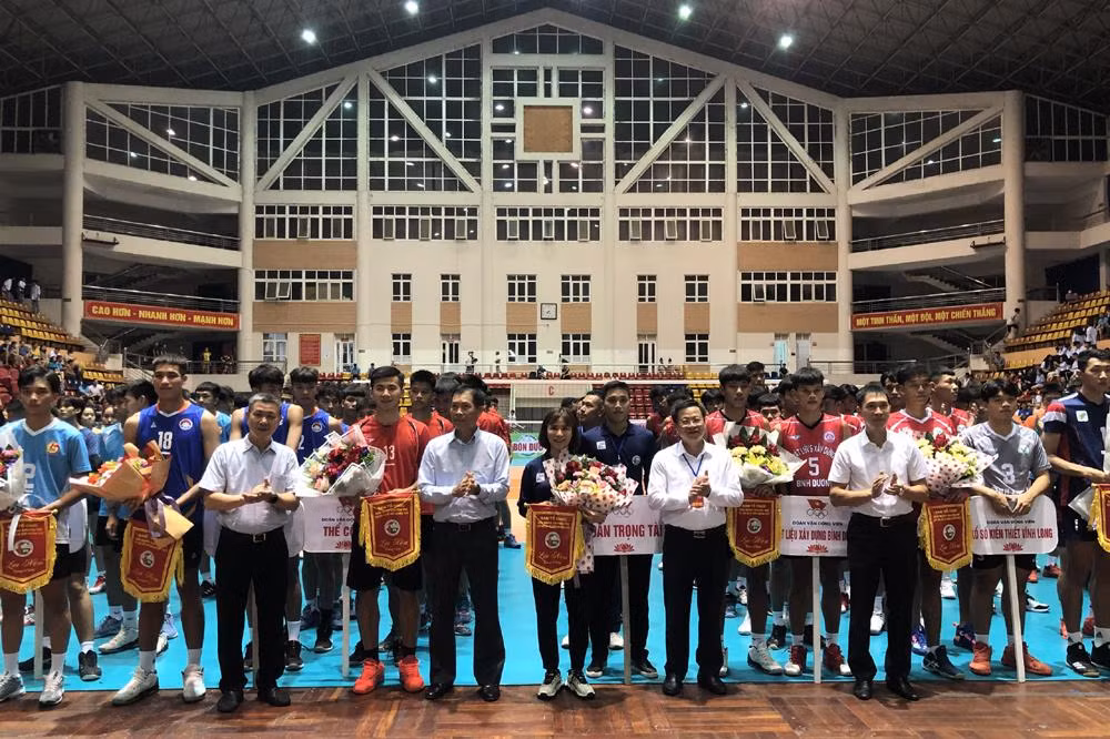 Lãnh đạo Tổng Cục thể dục thể thao, Liên đoàn bóng chuyền Việt Nam và tỉnh Bắc Kạn tặng hoa các Câu lạc bộ tham gia giải.