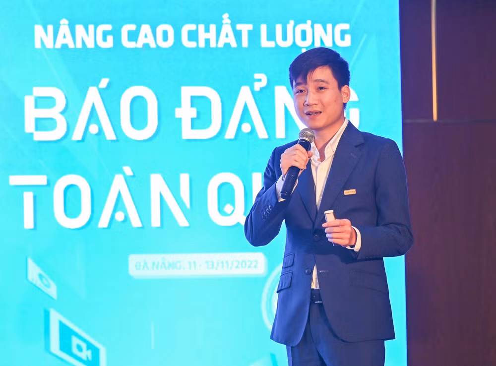 Ông Bùi Công Duyến trình bày về ứng dụng công nghệ trong chuyển đổi số báo chí. Ông Bùi Công Duyến trình bày về ứng dụng công nghệ trong chuyển đổi số báo chí.