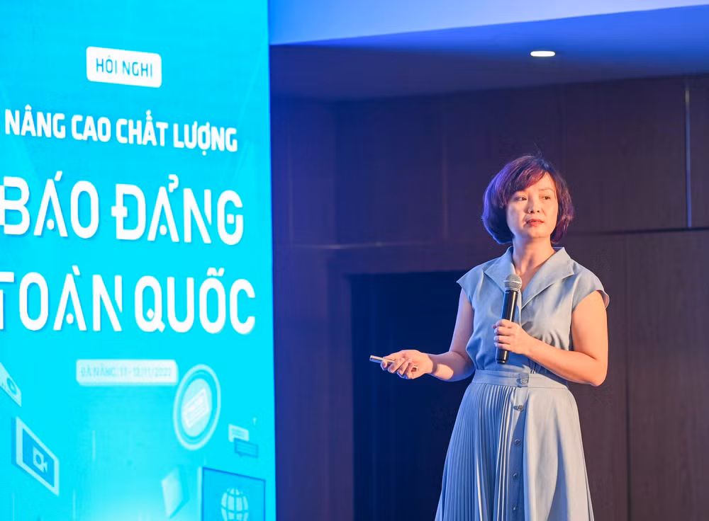 Giám đốc Trung tâm Tư liệu và Đồ hoạ TTXVN Phạm Thị Phương Thảo trình bày tham luận Giám đốc Trung tâm Tư liệu và Đồ hoạ TTXVN Phạm Thị Phương Thảo trình bày tham luận