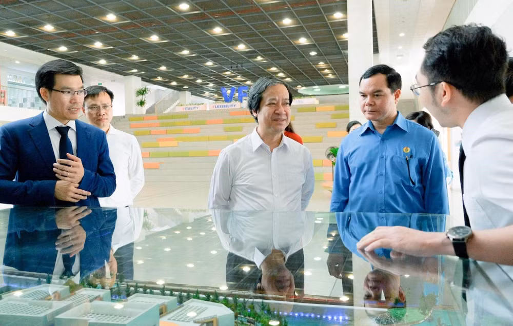 Đoàn công tác thăm các công trình tiêu biểu tại Trường đại học Tôn Đức Thắng. Đoàn công tác thăm các công trình tiêu biểu tại Trường đại học Tôn Đức Thắng.