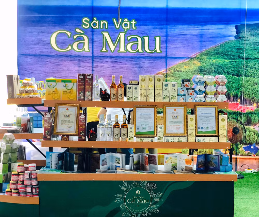 Sản phẩm OCOP Cà Mau đa đạng về mẫu mã, bao bì…, được phân phối rộng rãi qua nhiều kênh thương mại và được dùng làm quà biếu, tặng.