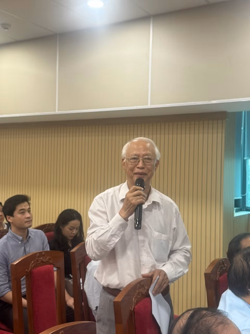 Tiến sĩ Phạm Văn Tân, nguyên Phó Chủ tịch Liên hiệp các Hội Khoa học và kỹ thuật Việt Nam phát biểu ý kiến tại hội thảo.