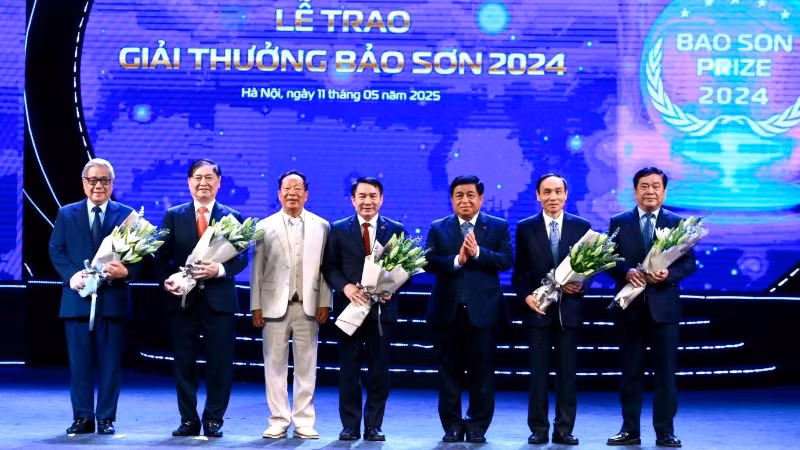 Phó Thủ tướng Nguyễn Chí Dũng và ông Nguyễn Trường Sơn vinh danh 4 nhà khoa học đạt Giải thưởng Bảo Sơn năm 2024.