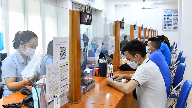 Lao động làm thủ tục về bảo hiểm thất nghiệp tại Trung tâm Dịch vụ việc làm Hà Nội. (Ảnh: THỦY NGUYÊN)