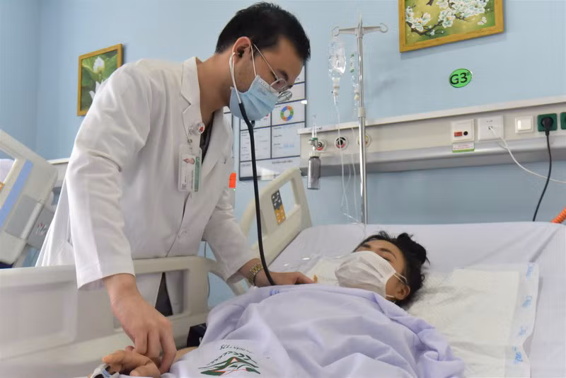 Điều trị cho bệnh nhân tại Bệnh viện Quân y 175. (Ảnh: nhandan.vn)