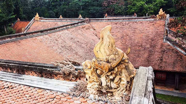 Đầu rồng trên chính điện. Đầu rồng trên chính điện.