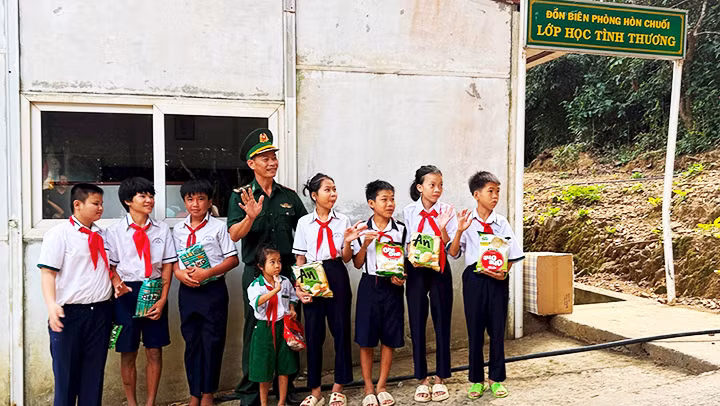 Lớp học tình thương trên đảo Hòn Chuối. Lớp học tình thương trên đảo Hòn Chuối.