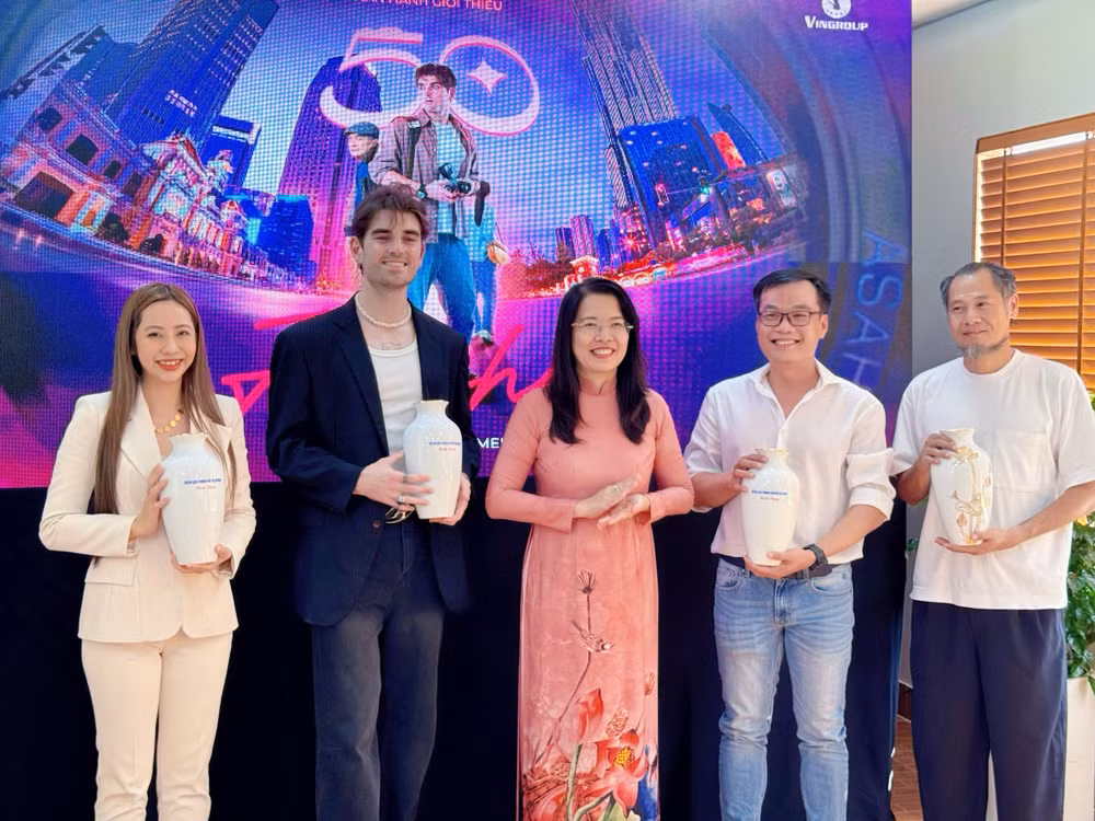 Ê-kíp sản xuất cùng các đại biểu trong lễ ra mắt bộ phim quảng bá du lịch.
