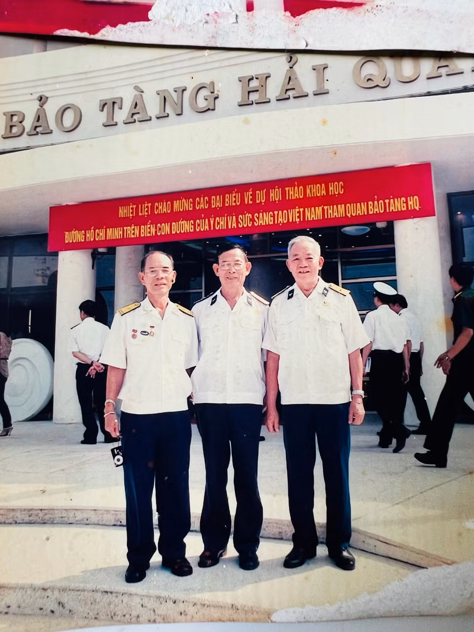 Thuyền trưởng Nguyễn Xuân Thơm (bên trái) và Thuyền trưởng Nguyễn Văn Đức (bên phải) cùng Thuyền trưởng tàu 675 Phạm Duy Tam chụp ảnh lưu niệm trong lần thăm Bảo tàng Hải quân.