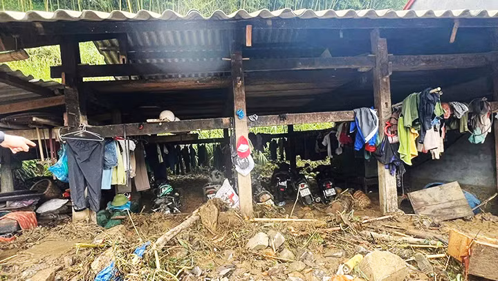Một nhà dân ở thôn Phiêng Khăm, xã Yến Dương, huyện Ba Bể ngập trong bùn, đất, đá sau lũ quét. Ảnh: TUẤN SƠN