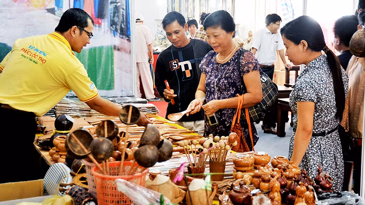 Dừa là nguyên liệu cho nhiều mặt hàng. Ảnh: NAM HẢI