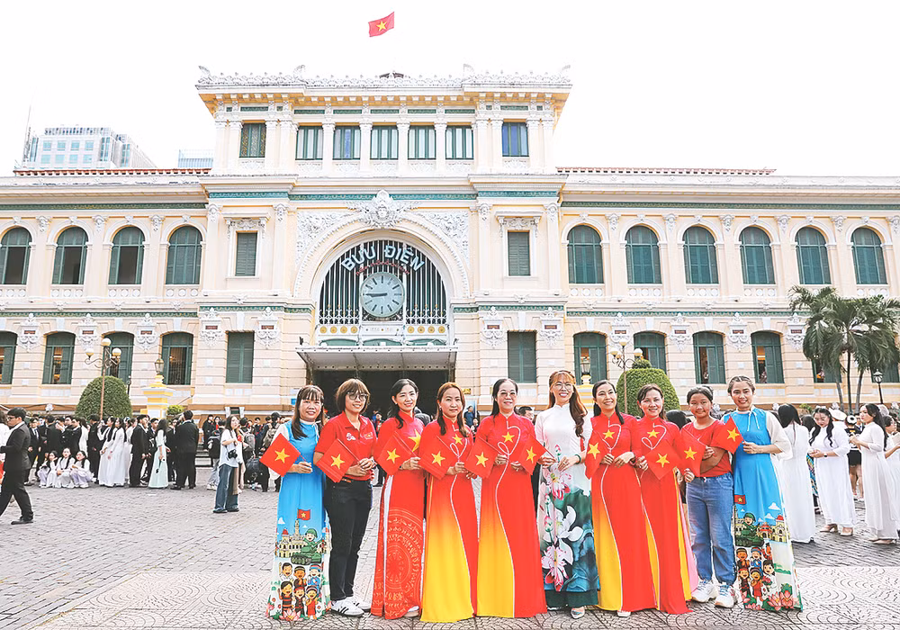 Tại Bưu điện Thành phố mang tên Bác.