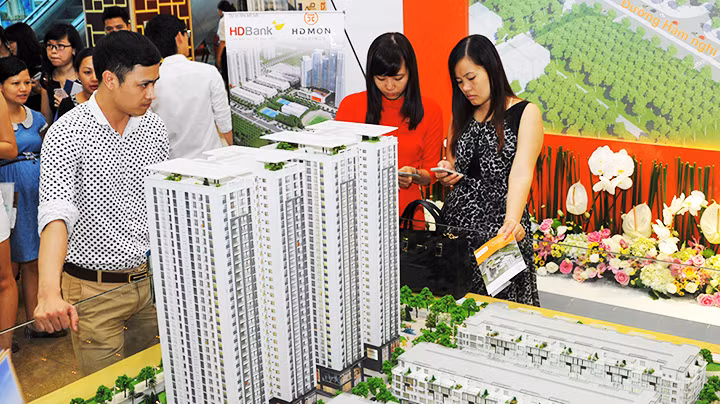 Các bạn trẻ mong muốn mua căn nhà đầu tiên được vay tín dụng với lãi suất thương mại hợp lý. Ảnh: NGUYỆT ANH