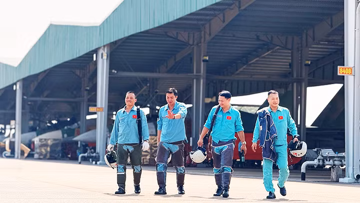 Phi công sau giờ tập luyện chuẩn bị bay diễu hành ngày 30/4/2025.