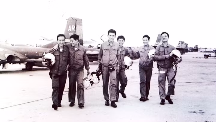Phi đội Quyết Thắng sau khi hoàn thành nhiệm vụ, hạ cánh tại sân bay Phan Rang. Ảnh tư liệu Phi đội Quyết Thắng sau khi hoàn thành nhiệm vụ, hạ cánh tại sân bay Phan Rang. Ảnh tư liệu