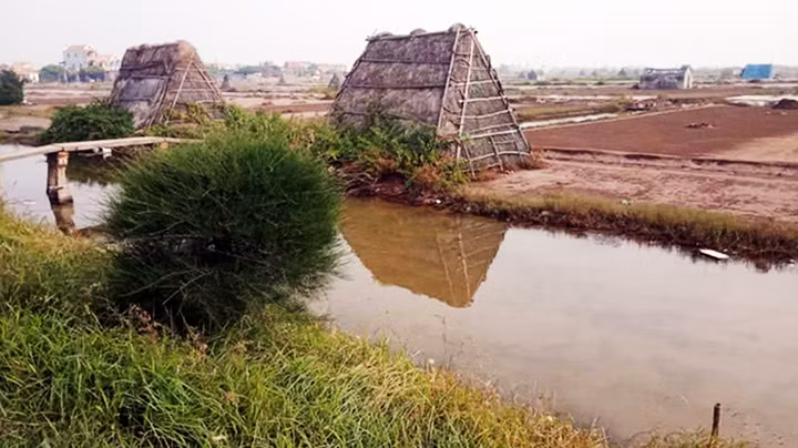 Một số lều muối còn sót lại.