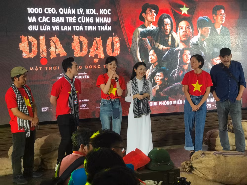 Đạo diễn Bùi Thạc Chuyên cùng các diễn viên giao lưu với khán giả tại buổi chiếu.