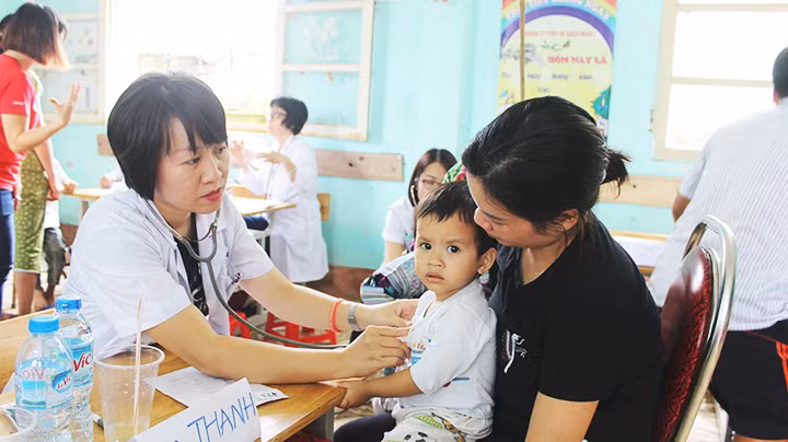 Người dân vùng sâu, vùng xa khám bệnh miễn phí (ảnh chụp tại Vị Xuyên, Hà Giang).