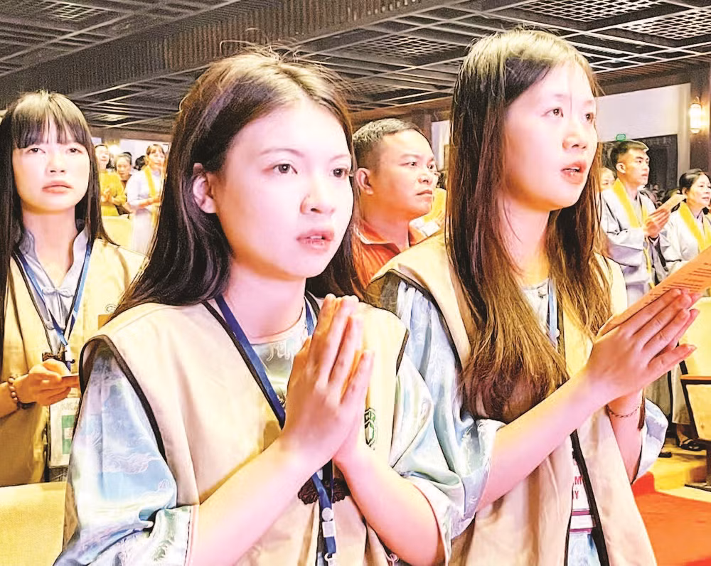 Đại lễ Phật đản năm nay còn là lời nhắc nhở về lý tưởng hòa bình, về sức mạnh đại đoàn kết toàn dân tộc, khẳng định đạo pháp luôn đồng hành cùng dân tộc, vì hạnh phúc của người dân. Đại lễ Phật đản năm nay còn là lời nhắc nhở về lý tưởng hòa bình, về sức mạnh đại đoàn kết toàn dân tộc, khẳng định đạo pháp luôn đồng hành cùng dân tộc, vì hạnh phúc của người dân.