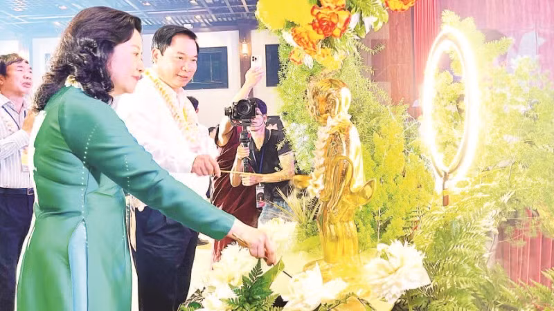 Thực hiện nghi lễ tắm Phật tại Đại lễ Phật đản. Thực hiện nghi lễ tắm Phật tại Đại lễ Phật đản.