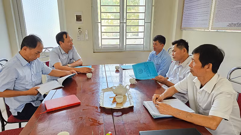 Cán bộ xã Hoằng Trường, huyện Hoằng Hóa họp giao ban định kỳ.