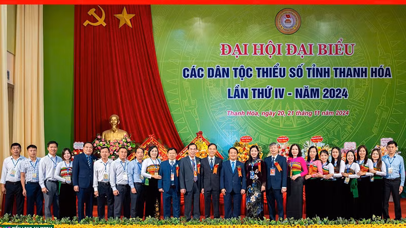 Lãnh đạo Trung ương và tỉnh Thanh Hóa với đại biểu đồng bào các dân tộc thiểu số ở Thanh Hóa.