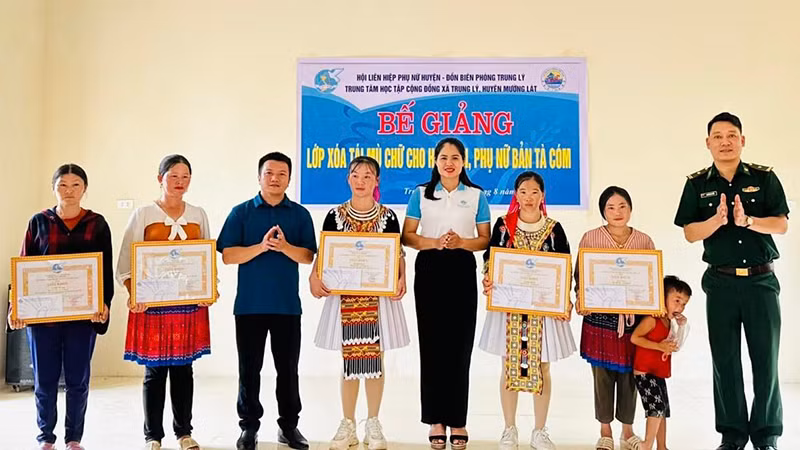 Xã Trung Lý, huyện Mường Lát khen thưởng các cá nhân ở bản Tà Cóm hoàn thành chương trình xóa mù chữ.