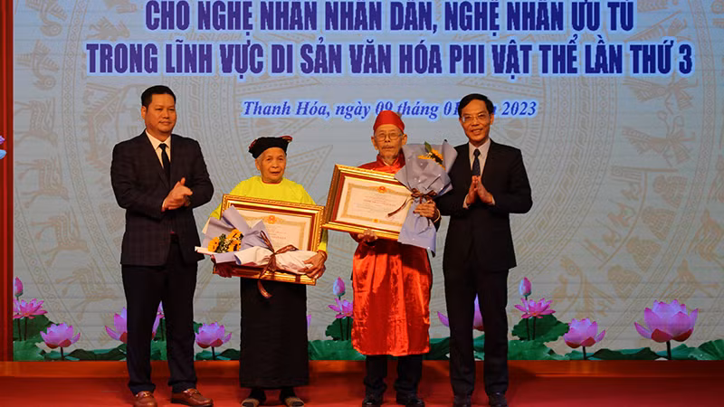 Lãnh đạo tỉnh Thanh Hóa trao danh hiệu vinh dự Nhà nước cho các nghệ nhân.