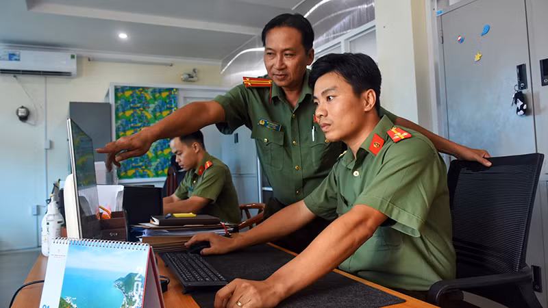 Cán bộ, chiến sĩ Đội An ninh-Công an thành phố Vũng Tàu (Bà Rịa-Vũng Tàu) theo dõi, xử lý thông tin xấu, độc, sai sự thật. (Ảnh PHƯỚC AN)