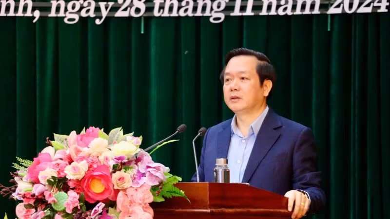 Chủ tịch Ủy ban nhân dân tỉnh Ninh Bình Phạm Quang Ngọc nhấn mạnh, hiện Ninh Bình đang đẩy mạnh phát triển đô thị hóa hòa hợp với nông thôn và thúc đẩy việc phát triển công nghiệp là nguồn lực, động lực chính tăng trưởng, nông nghiệp là trụ đỡ, là nền tảng cho sự phát triển của tỉnh, dịch vụ du lịch, các lĩnh vực là mũi nhọn để tỉnh phát triển đồng bộ với mục tiêu hướng đến trong quy hoạch tỉnh năm 2030 cơ bản và năm 2035 đạt các tiêu chí và trở thành thành phố trực thuộc Trung ương. Chủ tịch Ủy ban nhân dân tỉnh Ninh Bình Phạm Quang Ngọc nhấn mạnh, hiện Ninh Bình đang đẩy mạnh phát triển đô thị hóa hòa hợp với nông thôn và thúc đẩy việc phát triển công nghiệp là nguồn lực, động lực chính tăng trưởng, nông nghiệp là trụ đỡ, là nền tảng cho sự phát triển của tỉnh, dịch vụ du lịch, các lĩnh vực là mũi nhọn để tỉnh phát triển đồng bộ với mục tiêu hướng đến trong quy hoạch tỉnh năm 2030 cơ bản và năm 2035 đạt các tiêu chí và trở thành thành phố trực thuộc Trung ương.