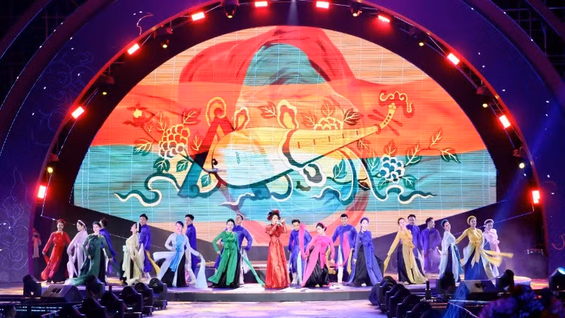 Việc đổi mới cách thức tổ chức Festival lần này cho thấy quyết tâm của tỉnh về phát huy vai trò to lớn của văn hóa trong phát triển kinh tế-xã hội của địa phương và đóng góp cho sự phát triển chung của đất nước. Việc đổi mới cách thức tổ chức Festival lần này cho thấy quyết tâm của tỉnh về phát huy vai trò to lớn của văn hóa trong phát triển kinh tế-xã hội của địa phương và đóng góp cho sự phát triển chung của đất nước.