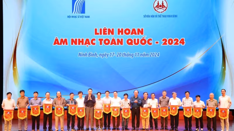 Ban tổ chức trao cờ lưu niệm cho các đơn vị tham gia.