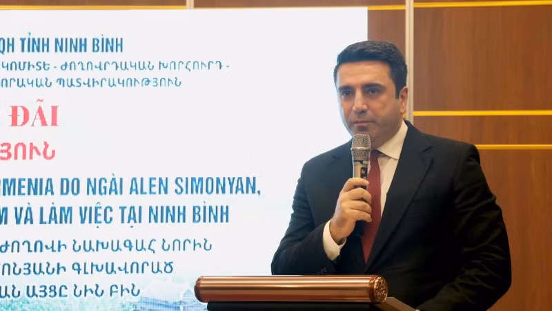 Chủ tịch Quốc hội Armenia Alen Simonyan phát biểu tại buổi làm việc. Chủ tịch Quốc hội Armenia Alen Simonyan phát biểu tại buổi làm việc.