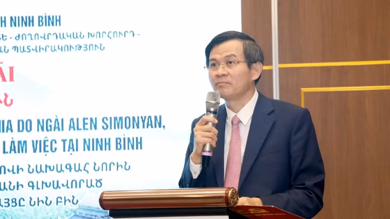 Bí thư Tỉnh ủy Ninh Bình Đoàn Minh Huấn phát biểu tại buổi làm việc. Bí thư Tỉnh ủy Ninh Bình Đoàn Minh Huấn phát biểu tại buổi làm việc.